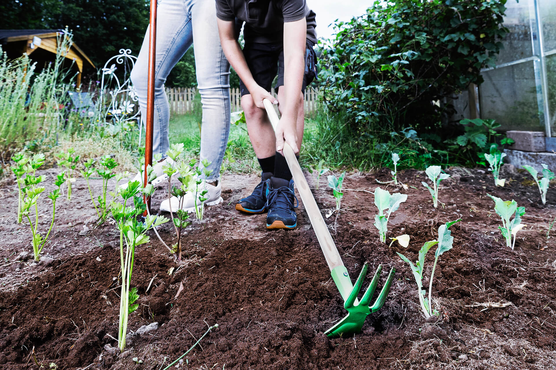 SHW Kids Gartenhäckchen im Einsatz beim auflockern des Bodens