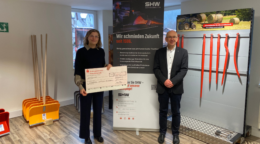 Spendenscheckübergabe von Geschäftsführer der SHW an das Kinderhaus Luftikus in Baiersbronn